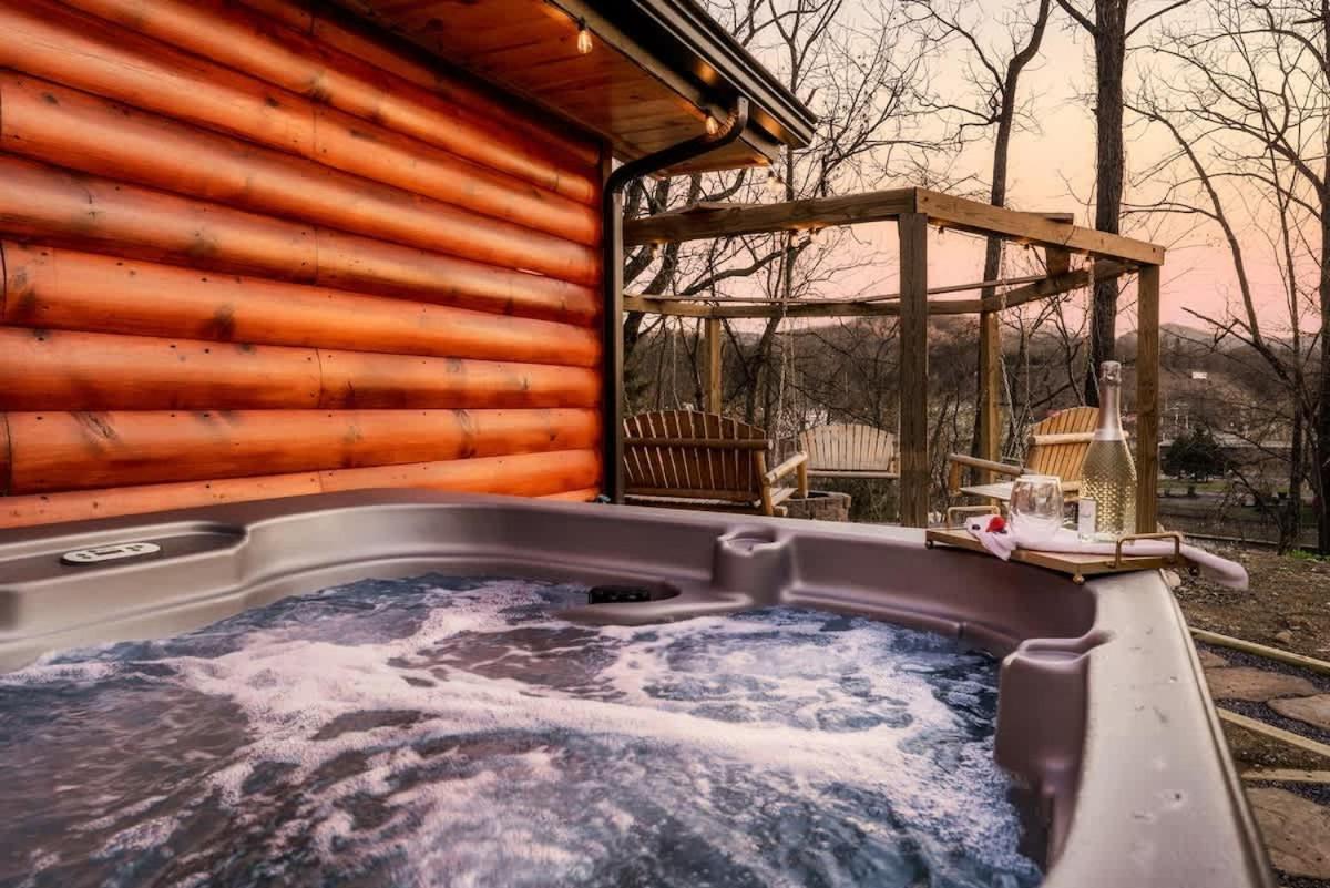 Fun Heated Pool Cabin - Walk To Parkway Pigeon Forge Exteriör bild